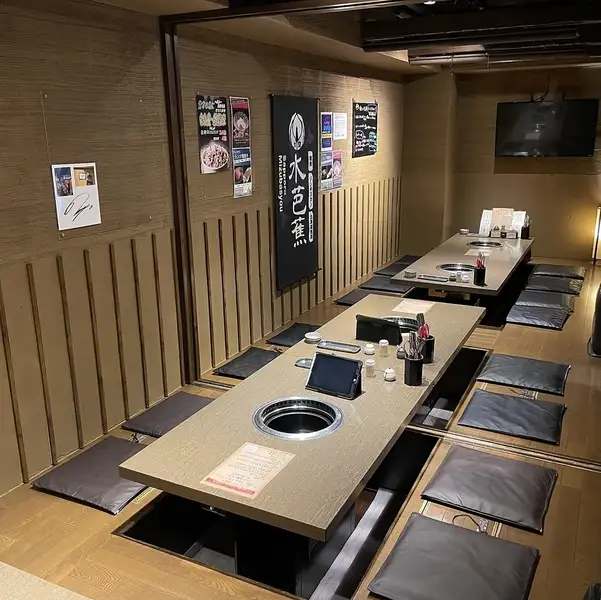 無煙ロースター完備の掘りごたつ席。喫煙席・禁煙席からお選び下さい。分煙のため、禁煙をご希望のお客様は掘りごたつ席のみへのご案内となります。半個室としてご利用いただけ、最大20名様まで対応可能。完全個室をご希望の場合は、事前に店舗までお電話にてご確認下さい。