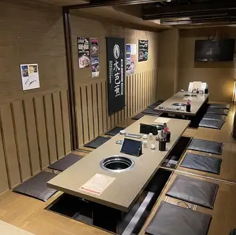 We have a sunken seating area that can accommodate 4 to 20 people. (During busy times, we may not be able to seat you in a private room. In that case, we may lower a roll curtain or seat you at an adjacent table. We appreciate your cooperation and understanding.)