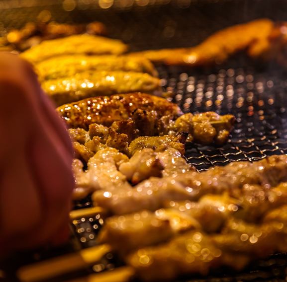 Near Sannomiya Station! A restaurant where you can enjoy fresh seafood directly from the production area, Asakusa's Ogushi Yakitori, domestic eel, and hegi soba noodles.