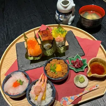 【完全予約制】お手軽ランチ★SNSで話題!おちょこ丼 & 手巻き 6種セット
