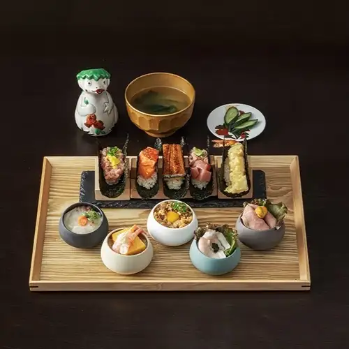 The small sake bowl lunch is very popular