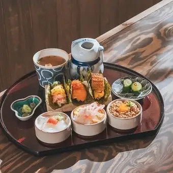 【完全予約制】お手軽ランチ★SNSで話題！おちょこ丼 & 手巻き  6種セット
