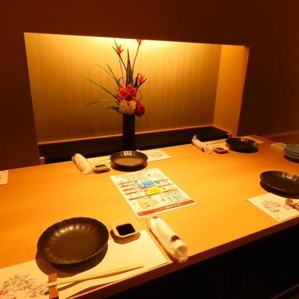 ≪ゆったりとした個室は2名様～≫プライベートな空間でごゆるりとお食事をお愉しみください♪店内には和の趣を感じる装飾が施されお客様がゆっったりとお過ごし頂ける空間です◎雰囲気と良さとコスパが高い居酒屋でコース飲み放題付のお得なプランを多数ご用意しております。お得に飲み会をお愉しみください！