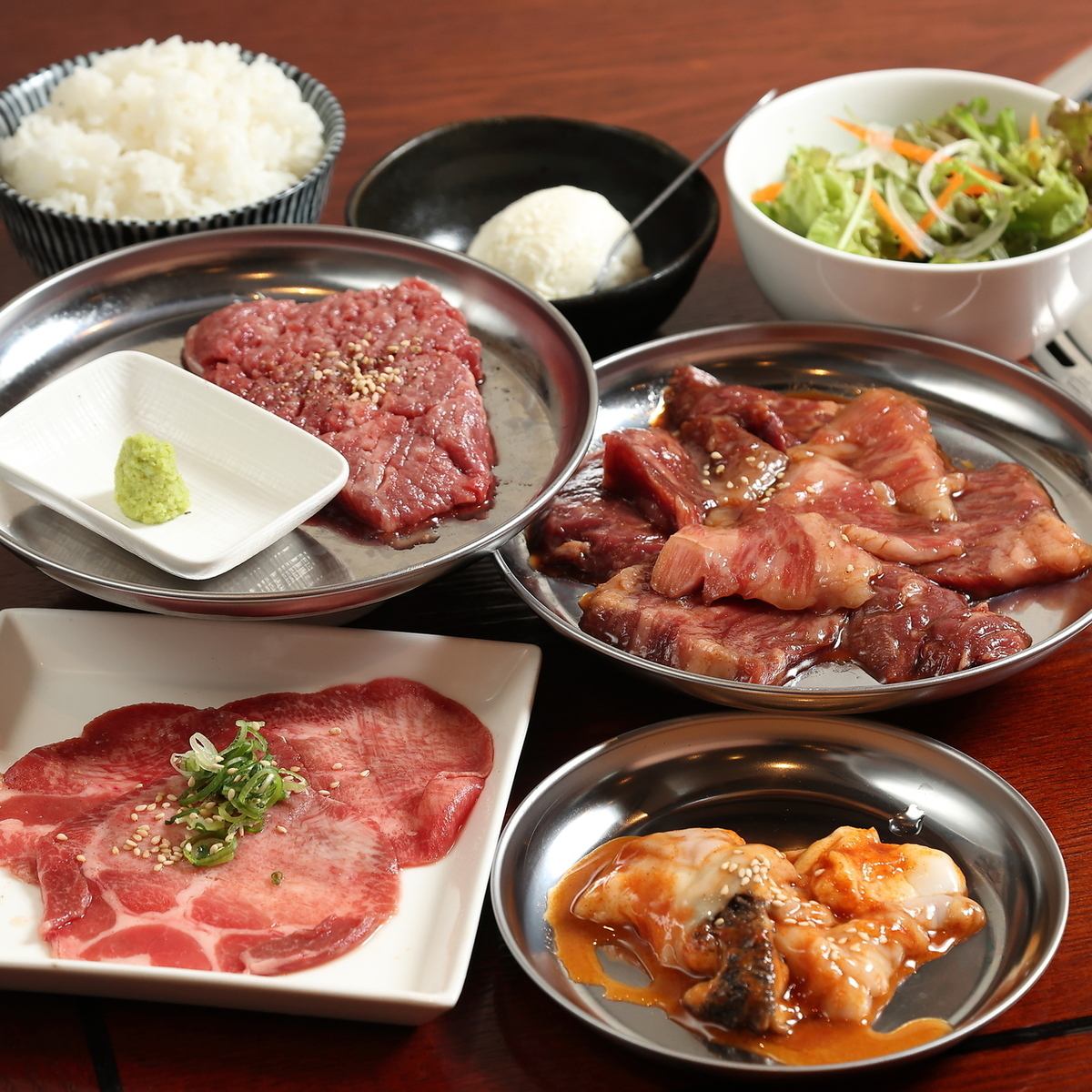 【烤肉套餐】鹹舌、烤肉拼盤、內臟等7道菜品3,500日圓（含稅）