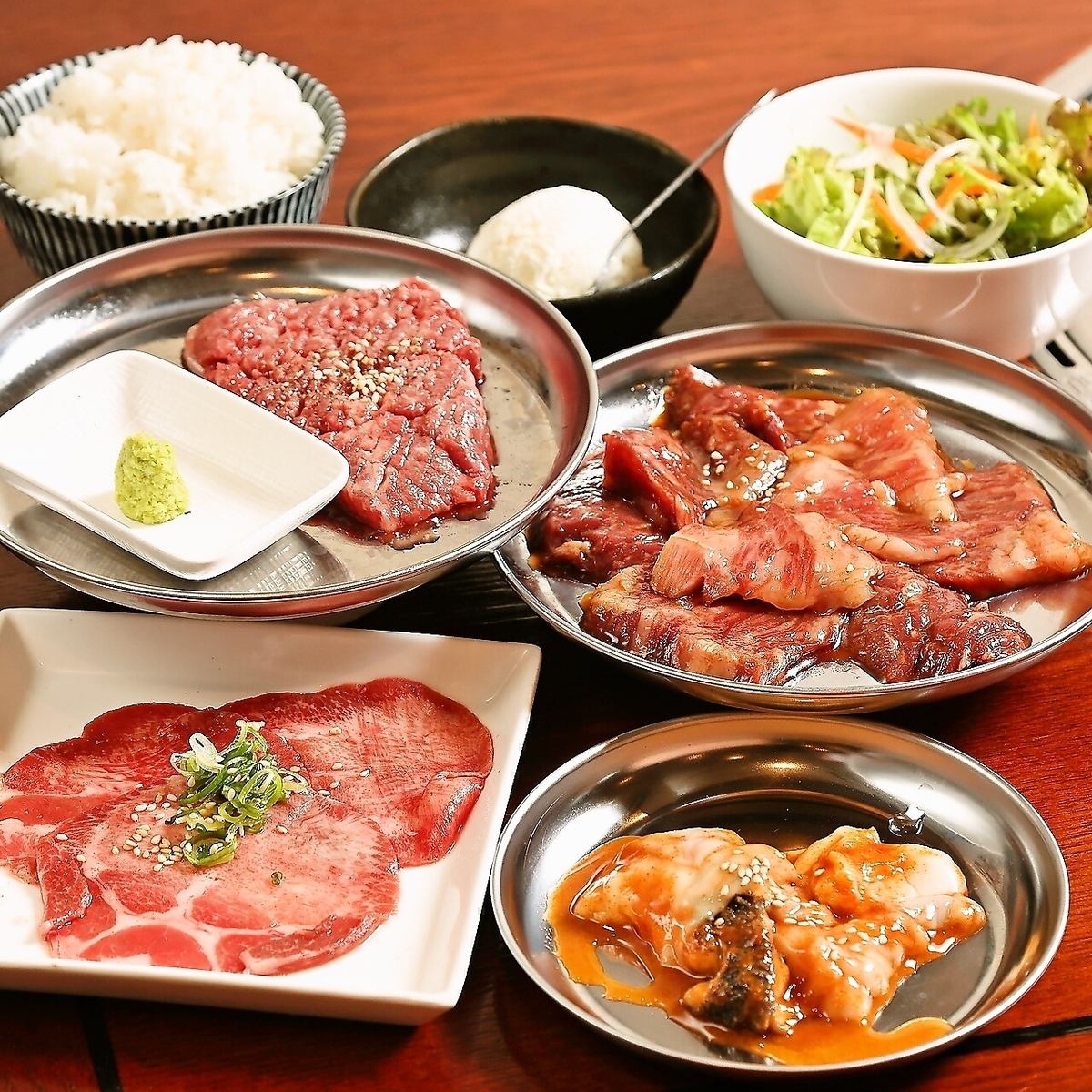 距離湊川公園站步行 5 分鐘，是當地居民的休閒場所。提供美味的新鮮日本牛肉和時令當地酒的烤肉店！