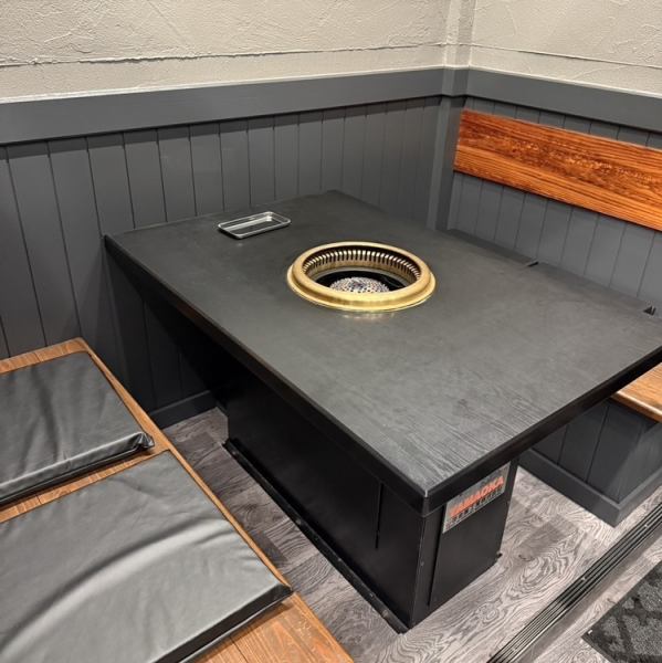 当店は、4名テーブルを2席・6名テーブルを2つご用意しております。ご家族や友人、カップルでのご利用に最適です。宴会、記念日、ご家族での外食でのご利用お待ちしております。