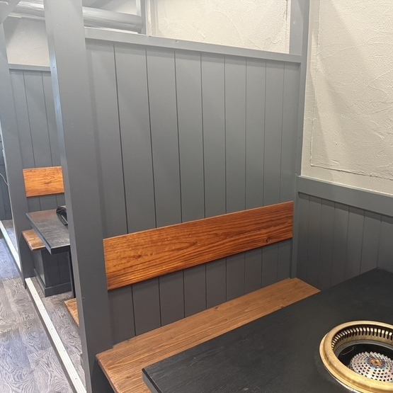 全席ブラインドをご準備しておりますので、半個室空間でお食事・会話をお楽しみ頂けます。席数のご準備は少ないお店ですので事前にご予約ください!