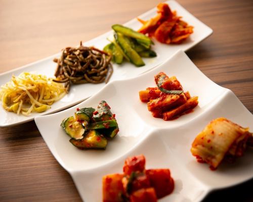 【店主こだわり!】自家製キムチ盛合わせ770円(税込)