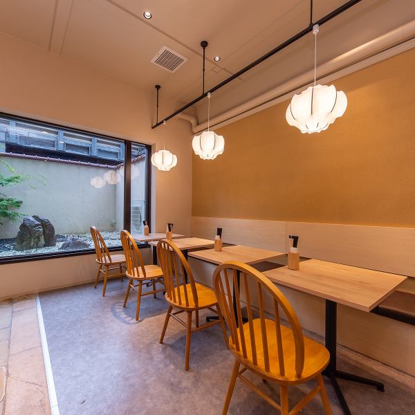 【お店の雰囲気】優しい木の温もりと和の趣が調和した、心落ち着く空間。窓の外には小さな庭もあり、ゆったりとしたひとときを演出♪ランチはラーメン、夜はもつ鍋でが楽しめます。