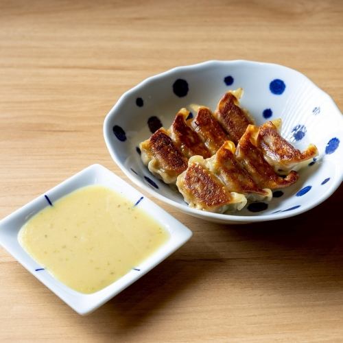 酢味噌で食べる黒豚一口餃子