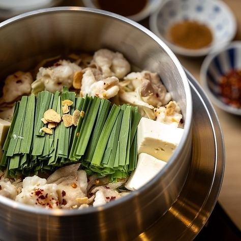 厳選味噌を使用した旨辛痺れ出汁でラーメンともつ鍋をご用意しています◎
