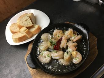 Shrimp boiled in garlic oil (Ajillo)