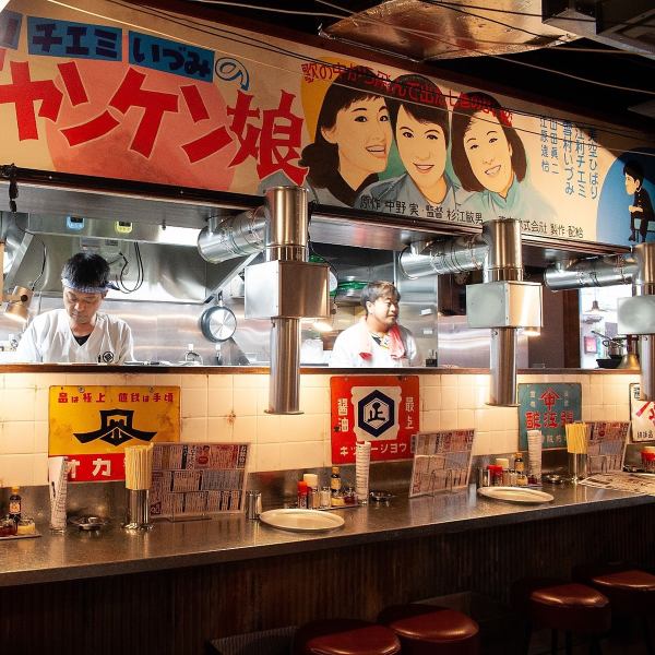 [One person is also welcome! Counter seats] The interior of the store is filled with good old "Showa" such as old-fashioned signboards, time-sensitive counters, and nostalgic CRT TVs.For crispy drinks on the way home from work, for one person, or for a date ◎