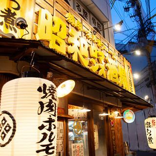 【大阪メトロなんば駅から徒歩１分】金色に輝く看板が目印☆焼肉と美味しい一品料理を豊富に取り揃えております。ご宴会は、駅チカでわかりやすい立地の当店がおすすめ！