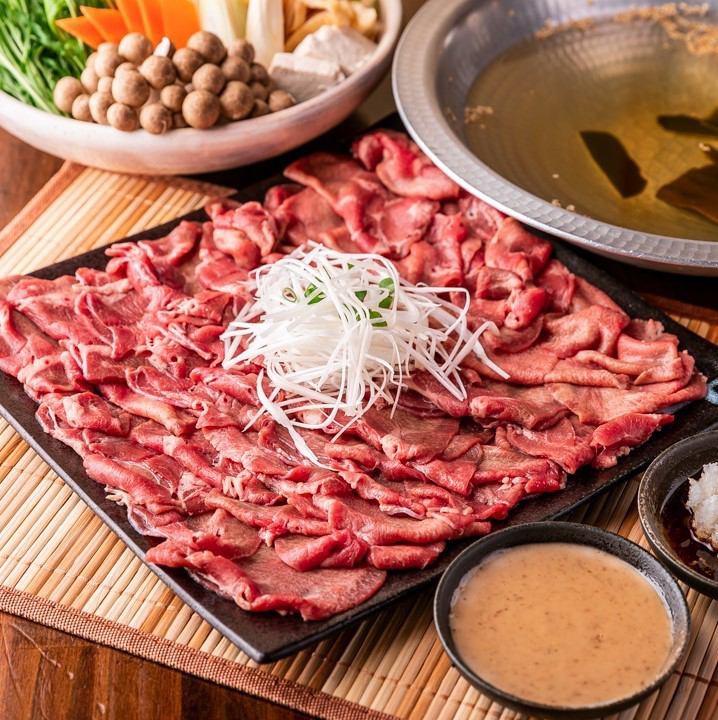 豐富的肉類菜單，包括烤日本牛肉和鴨肉壽司、牛舌火鍋等。