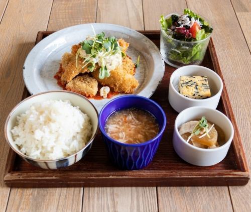 ▲お魚定食　白身魚とレンコンのフライ~いぶりがっこタルタル~