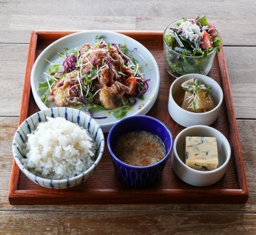 ▲お肉定食　もち粉チキンのハニーマスタードソース