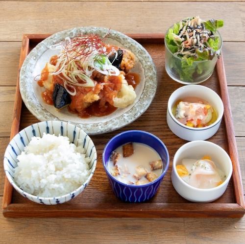 ▲Meat set meal: Deep-fried lotus root, eggplant and young chicken with delicious spicy chili sauce