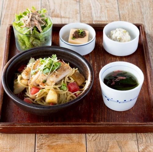 ●パスタ定食　チキンと新じゃがのトマトジェノベーゼ