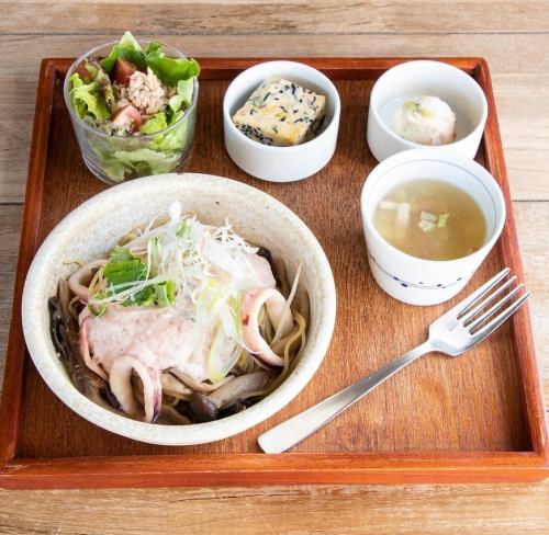 ●パスタ定食　イカきのこと木耳の明太とろろパスタ