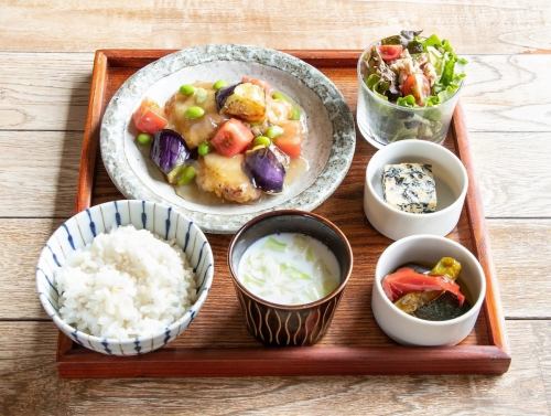 ▲ Fish set meal: Fried white fish with fresh tomato and edamame sauce