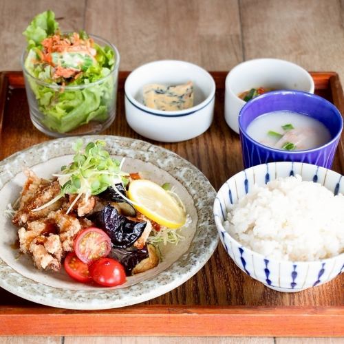 ▲Meat set meal: fried eggplant and chicken nanban with addictive lemon sauce