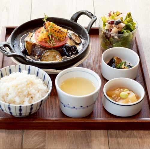 ▲ハンバーグ定食　夏野菜のカレーハンバーグ　チーズソースがけ