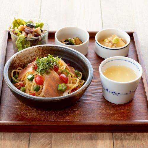 ●パスタ定食　オクラとトマトと生ハムの冷製パスタ