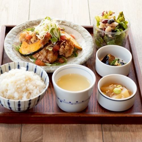 ▲お肉定食　かぼちゃと若鶏の唐揚げ　トマトネギダレ