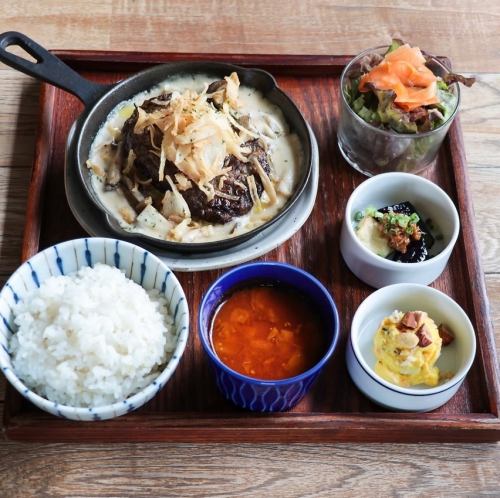 ▲Hamburg steak set meal: White hamburg steak with plenty of mushrooms, fried onions and mashed potatoes