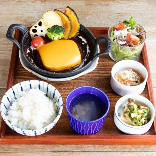 ▲ハンバーグ定食　秋野菜とチェダーチーズのデミグラスハンバーグ