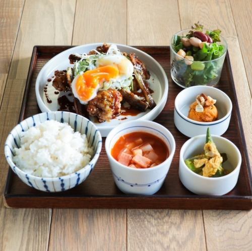 ▲お肉定食　若鶏と土ごぼうの甘ダレ温玉唐揚げ　香味野菜と柚子胡椒マヨソース