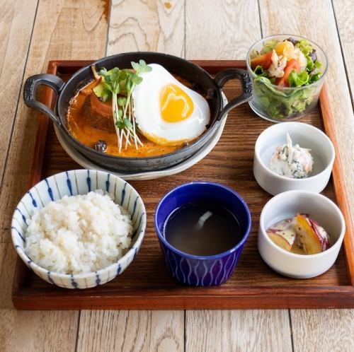 ▲ハンバーグ定食 きのことアボカドのトマトクリームハンバーグ 目玉焼きのせ