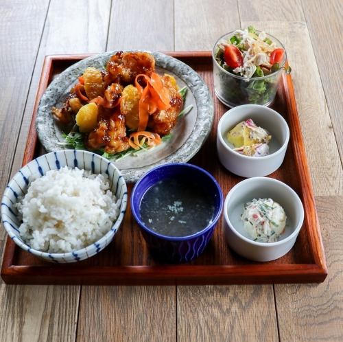 ▲お肉定食 漬け込み揚げチキンのオレンジソース仕立て