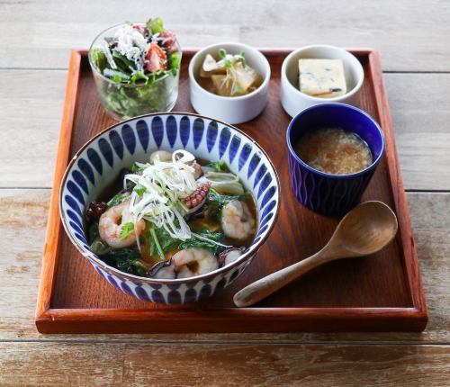 ●どんぶり定食　タコと小エビの海鮮あんかけオムライス丼