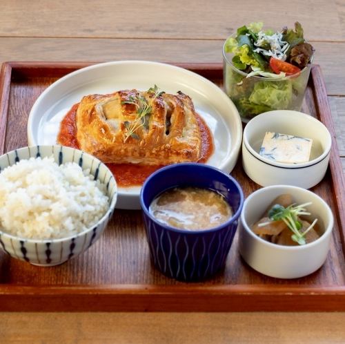 ▲お魚定食　鱈とマッシュポテトとほうれん草のパイ包み　トマトソース