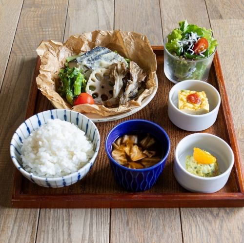 ▲お魚定食　サワラと菜の花ときのこの西京味噌包み焼き