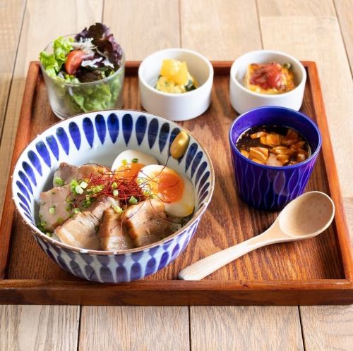 ●どんぶり定食　豚の角煮丼　味付けたまご