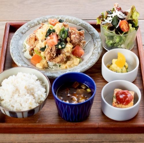 ▲お肉定食　小松菜と若鶏の唐揚げ　ふわふわ卵のあんかけ