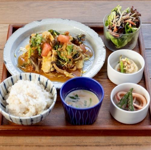 ▲お魚定食　サワラと菜の花の天ぷら　キノコの生姜あんかけ