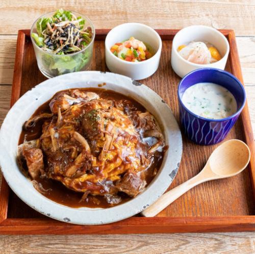 ●オムライス定食　牛すじ煮込みのデミオムライス