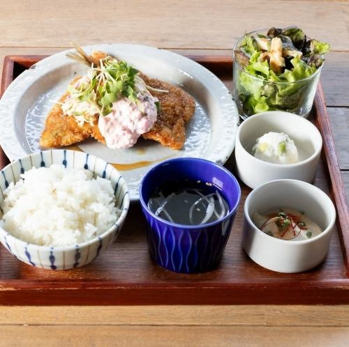 ▲お魚定食　甘辛アジフライと春キャベツのコールスロー　しば漬けタルタル
