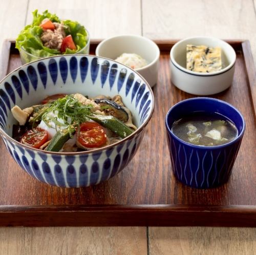 ●どんぶり定食　豚しゃぶと茄子とオクラのやみつきとろ玉丼