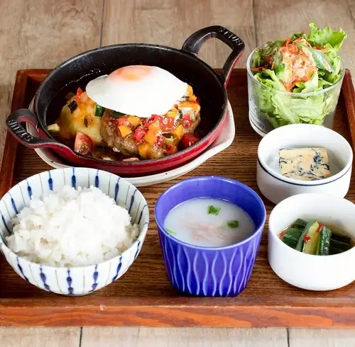 ▲ハンバーグ定食　彩り野菜とマッシュポテトのエスニック風ハンバーグ