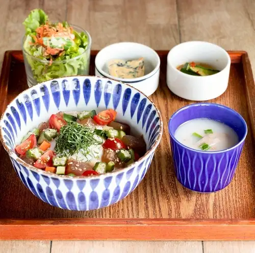 ▲どんぶり定食　マグロと浅漬け野菜のネバトロポキ丼