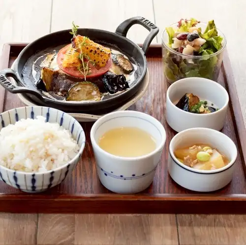 ▲ハンバーグ定食　夏野菜とカレーハンバーグ　チーズソースがけ
