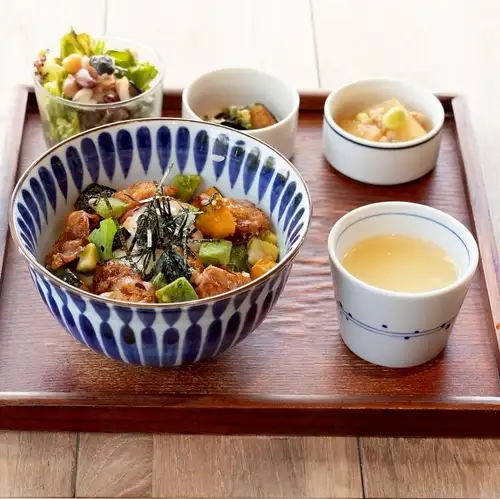▲どんぶり定食　海老フリットとアボカドの甘辛丼
