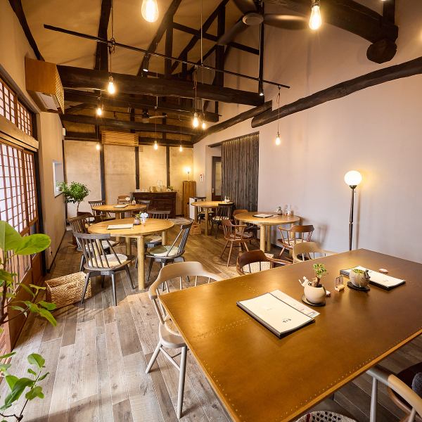 店内は築100年近い古民家をリノベーションした趣ある空間で、昭和初期の建具や梁を活かしたデザインが特徴です。天井が高く、開放感のある造りは、訪れる人に安らぎを与えます。猫を眺めながら過ごせる部屋もあり、癒しの時間を提供します。アクセスも便利で、ゆったりとした時間を過ごせるよう配慮されています。