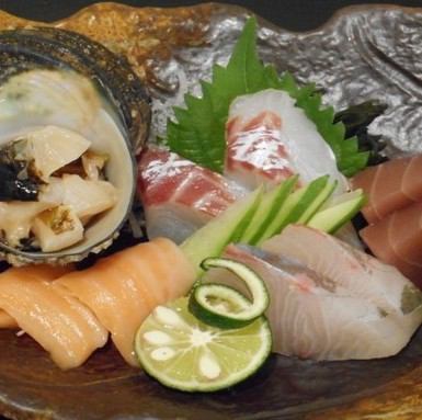 Assortment of live turban shells and five kinds of sashimi of the day
