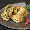 1 个味噌烤饭团配野泽花和鲷鱼片